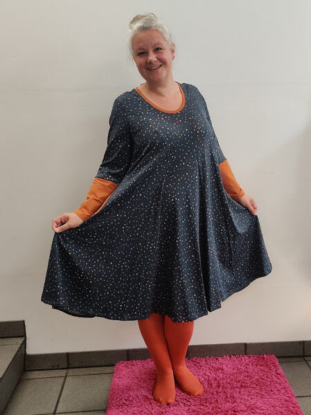 Løs plus size kjole - Ojo Grey Dot