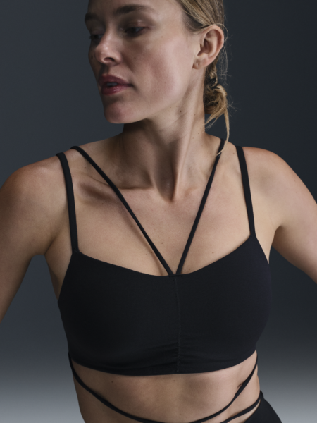 Nike Zenvy Strappy Wrap-sports-bh med let støtte og indlæg til kvinder - sort